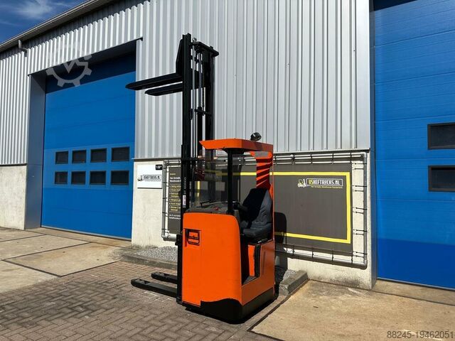 Stacker elettrico BT con sedile, altezza di sollevamento 2900 mm, anno 2016 BT SRE135