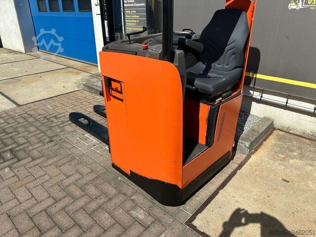 Stacker elettrico BT con sedile, altezza di sollevamento 2900 mm, anno 2016 BT SRE135