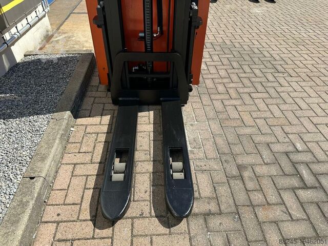 Stacker elettrico BT con sedile, altezza di sollevamento 2900 mm, anno 2016 BT SRE135