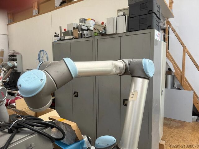Industrial robot Cobot UR10 CB2
