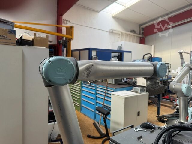 Industrial robot Cobot UR10 CB2