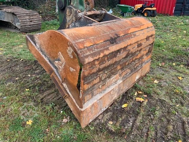 Chain excavator KOMATSU PC240LC-8 DIESEL A/C