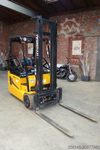 Frontgaffeltruck HYUNDAI 18BT-9U  UVV  4,25m Hubh 1680kg Ladegerät