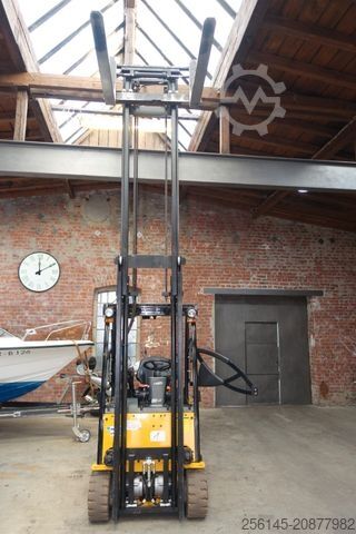 Frontgaffeltruck HYUNDAI 18BT-9U  UVV  4,25m Hubh 1680kg Ladegerät