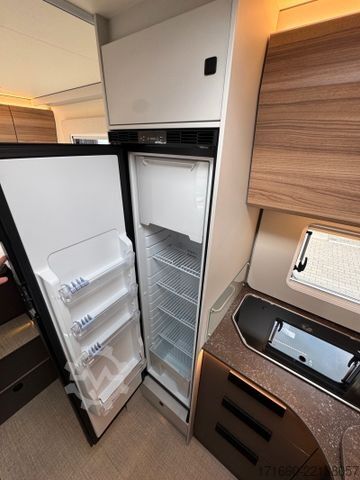 Halvintegrerad husbil BÜRSTNER B66 TD 690 sofort verfügbar