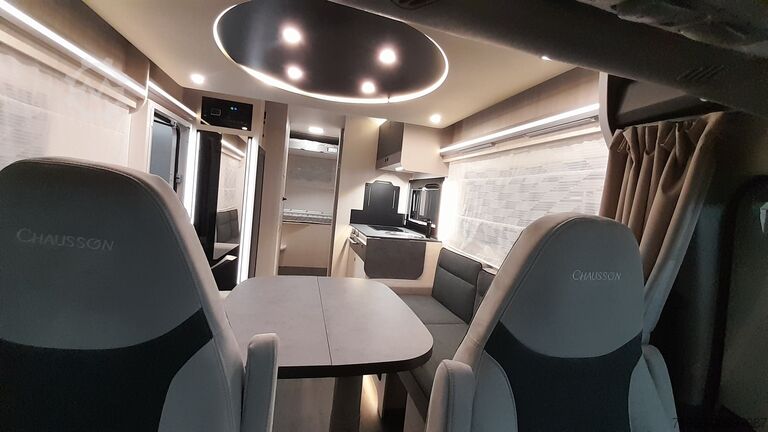 Félintegrált lakóautó Chausson 720 TITANIUM ULTIMATE