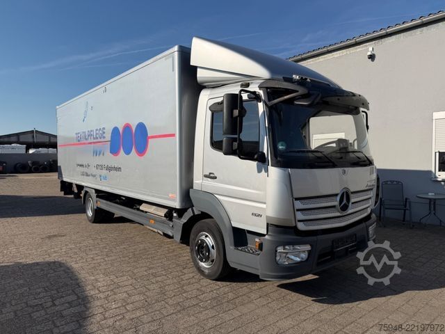 Vrachtwagen met bakwagen MERCEDES-BENZ Atego .