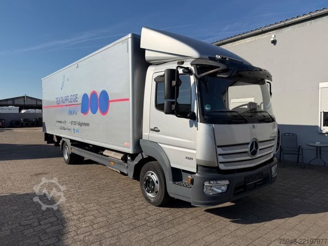 Vrachtwagen met bakwagen MERCEDES-BENZ Atego .