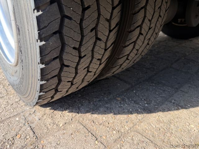 Vrachtwagen met bakwagen MERCEDES-BENZ Atego .