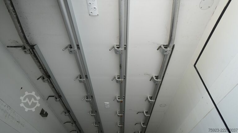 Kühl-/Tiefkühltransport Mercedes-Benz Atego 1224 frigo truck meat hooksystem 409.000km