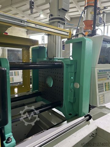 Injection molding machine Arburg 320A 500-170 mit dem Angußpicker