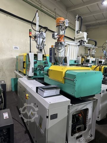 Injection molding machine Arburg 320A 500-170 mit dem Angußpicker