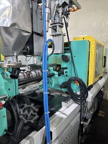 Injection molding machine Arburg 320A 500-170 mit dem Angußpicker