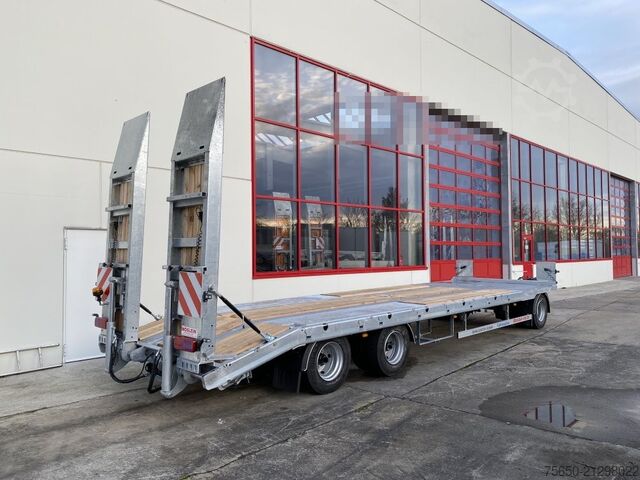 Low loader trailer Möslein T 3-8,20 P VB H1 Blatt  3 Achs Tieflader mit gerader Ladefläche 8,10 m, Neufahrzeug