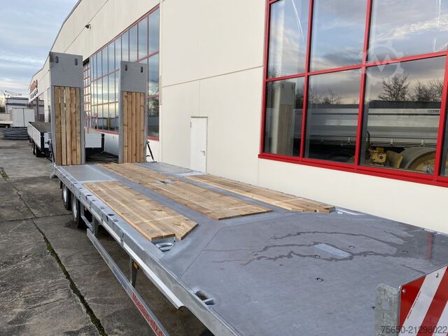 Low loader trailer Möslein T 3-8,20 P VB H1 Blatt  3 Achs Tieflader mit gerader Ladefläche 8,10 m, Neufahrzeug