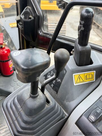 Escavatore gommato CATERPILLAR 434 Baujahr 2022 2700 Stunden