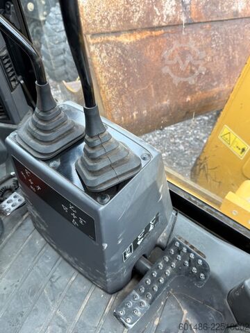 Escavatore gommato CATERPILLAR 434 Baujahr 2022 2700 Stunden