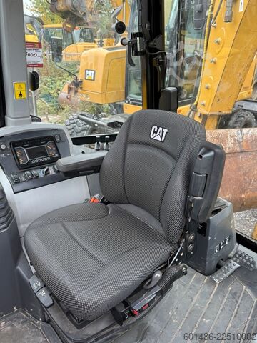 Escavatore gommato CATERPILLAR 434 Baujahr 2022 2700 Stunden