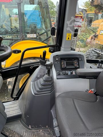 Escavatore gommato CATERPILLAR 434 Baujahr 2022 2700 Stunden
