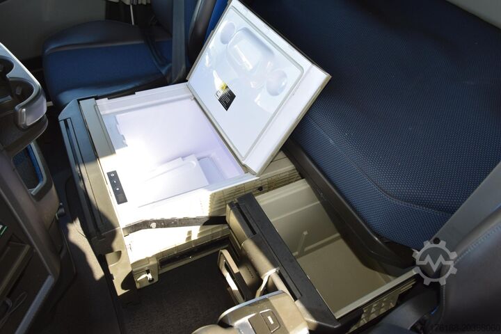 Standard tractor unit VOLVO FH 460 Globetrotter XL Varios i-Save