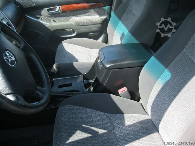 Kompaktni kombi TOYOTA LAND CRUISER