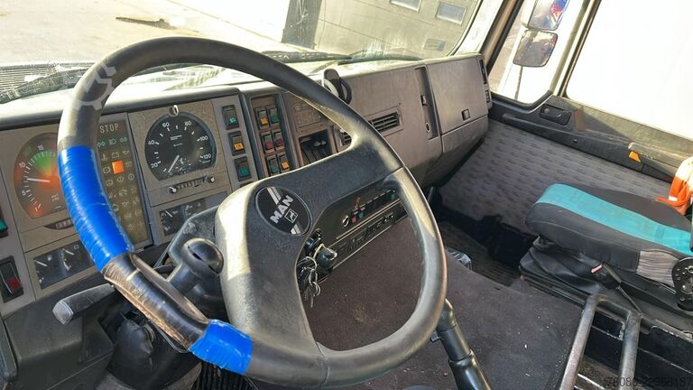 3-zijdenkipper MAN 25.372 (6 CYLINDER / MANUAL PUMP / POMPE MANUEL...