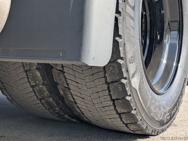 Nagy térfogatú nyergesvontató MAN TGX 18.560 LL SA Low-Liner mit D30 Motor