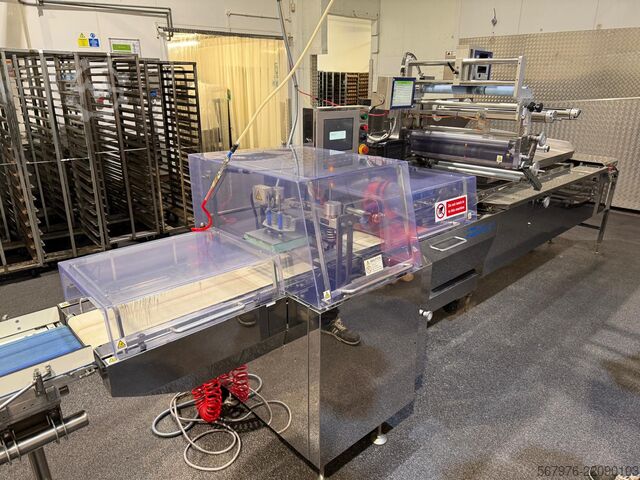 Flödesförpackare Fuji Packaging / Loma Systems Complete Packing Line for Muffins / Cake
