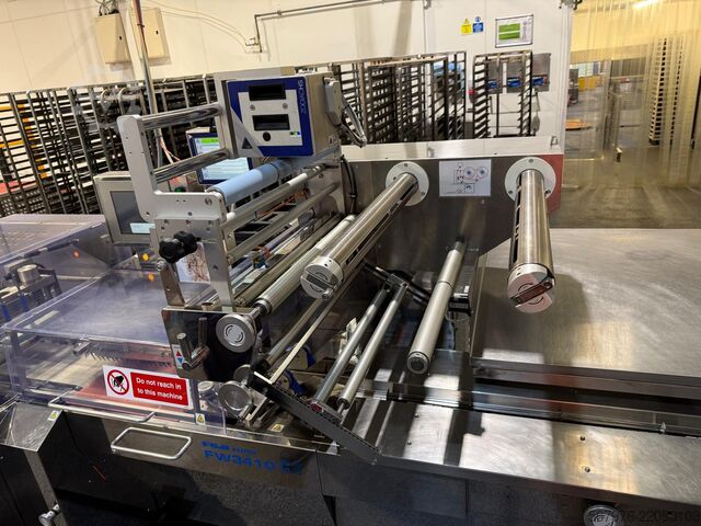 Flödesförpackare Fuji Packaging / Loma Systems Complete Packing Line for Muffins / Cake
