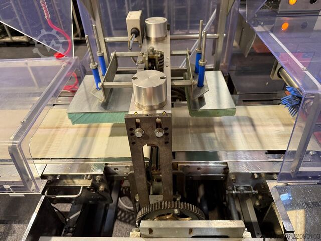 Flödesförpackare Fuji Packaging / Loma Systems Complete Packing Line for Muffins / Cake