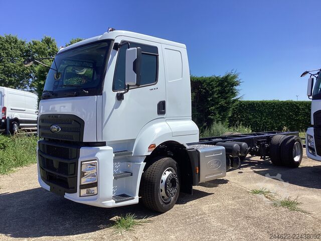 Lastbil med specialbygget lad Ford Ford 4x2 Road 1833 Low Roof Sleeper Cab