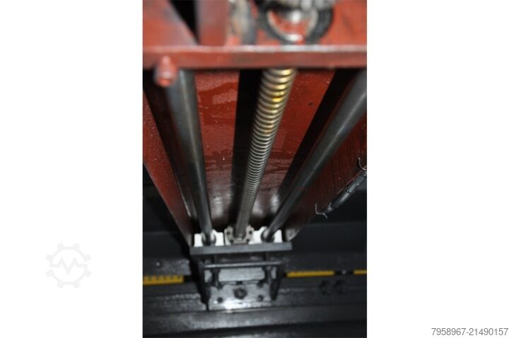 Hidraulikus asztali lemezolló 10 × 3200 mm Metal Technics Polska HYDRAULICZNE NOŻYCE GILOTYNOWE 10 X 3200