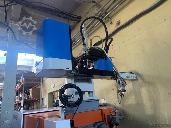 μηχανή χύτευσης με έγχυση Chen Hsong JetMaster 88-MK6 mit dem Roboter