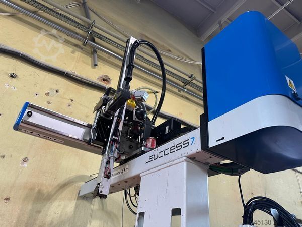 μηχανή χύτευσης με έγχυση Chen Hsong JetMaster 88-MK6 mit dem Roboter