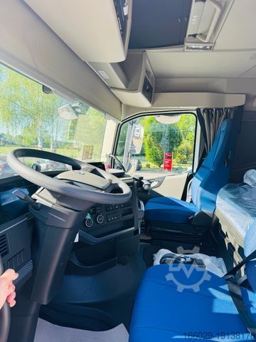 Autocamion cu destinație specială VOLVO FH 500 8x2 mit F710RA.2.27 L426 und V20 Winde