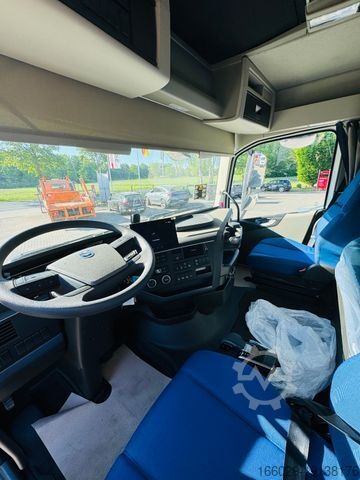 Autocamion cu destinație specială VOLVO FH 500 8x2 mit F710RA.2.27 L426 und V20 Winde