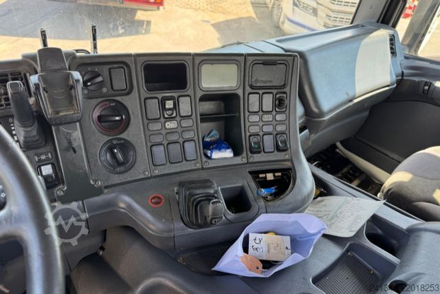 Caminhão para fins especiais SCANIA P380 8x4 Silo 12m3