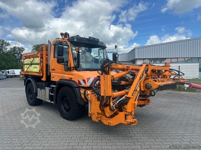 Caminhão para fins especiais UNIMOG U 423 / Mähausstattung Dücker / Salzstreuer