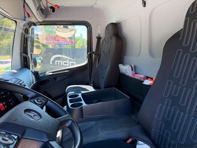 Transportador con plataforma y toldo MERCEDES-BENZ Atego 823 Pritsche Schiebeplane +Edschaverdeck