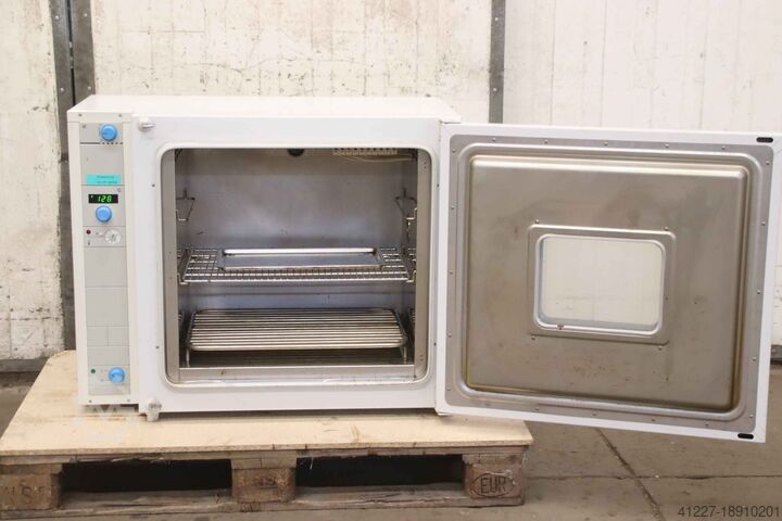 Four de séchage 2,2 kW 300 °C Heraeus T 6120  100 Liter