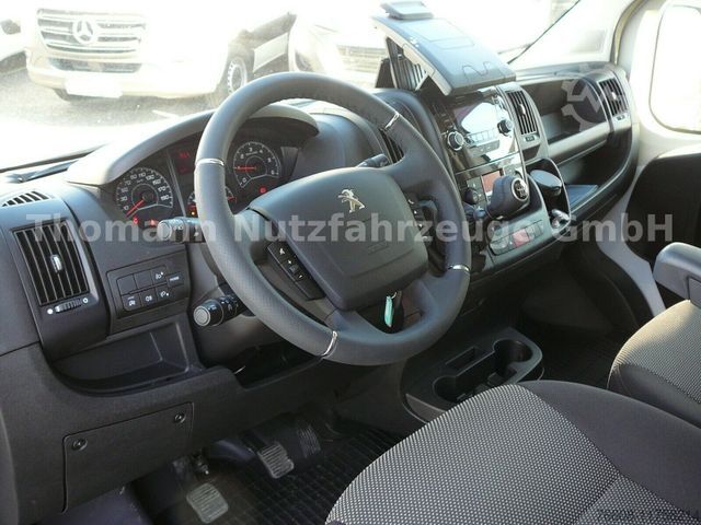 Vrachtwagen met bakwagen PEUGEOT Boxer Koffer Möbelkoffer 4600 Lang 2400 Hoch