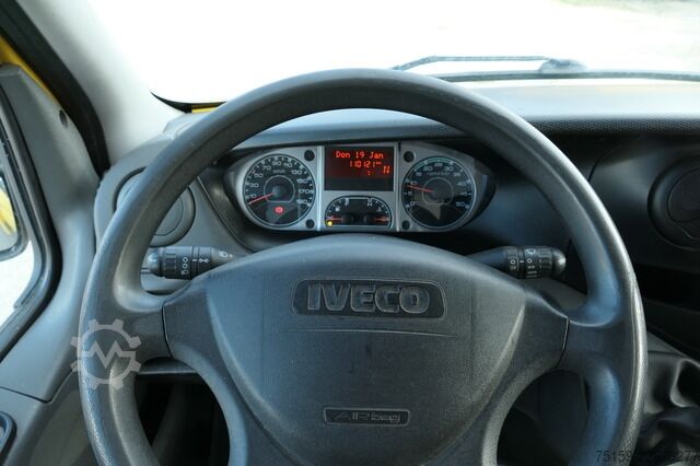 Vrachtwagen met bakwagen iveco Daily 35 S11 C30C AUTOMATIK KAMERA Regale LUFT DURCHGANG