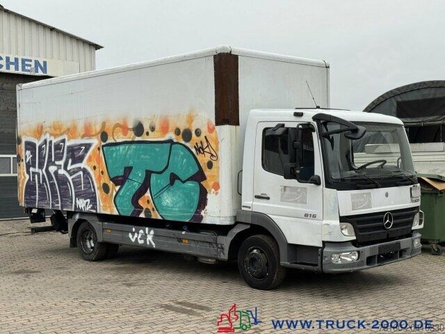 Transporter mit Koffer Mercedes-Benz Atego 816 Ladebordwand 1.000Kg 3 Sitzer