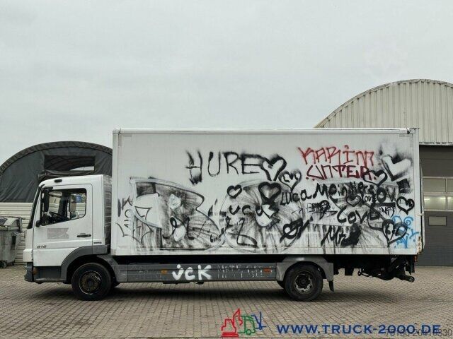Transporter mit Koffer Mercedes-Benz Atego 816 Ladebordwand 1.000Kg 3 Sitzer