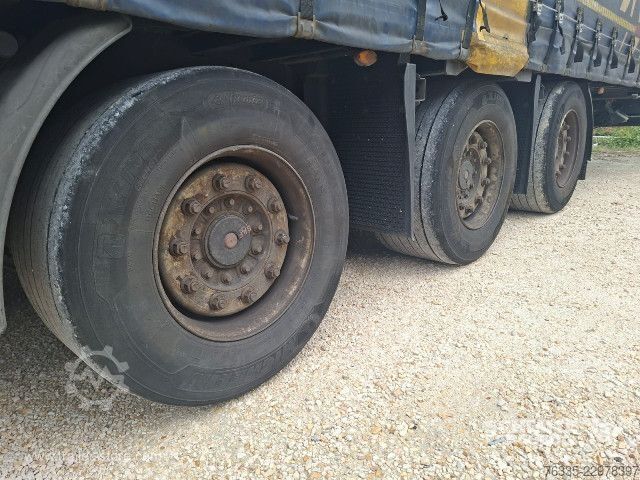 Semi-remorque bâchée Kögel Curtainsider Mega