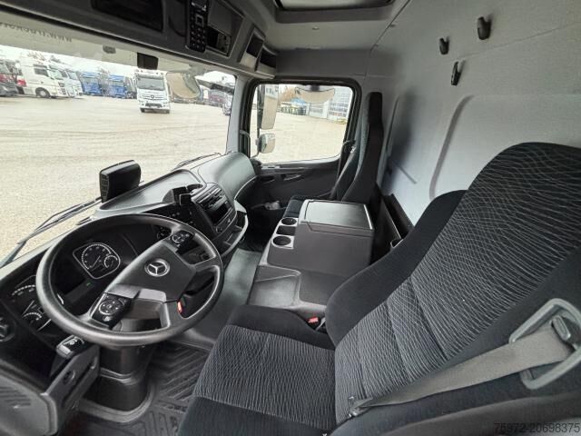 Platós teherautó ponyvával Atego 1523 L