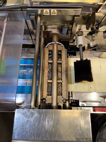 Verpackungslinie Fuji Packaging / Loma Systems FW3410 Muffin/Cake/Brownie Packing Line