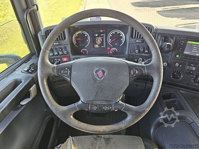Volquete con grúa SCANIA P410 HIAB XS122
