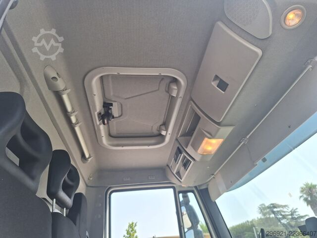 BESTELWAGEN IN MULTIPLEX MET LAADKLEP Iveco Eurocargo ML75E19P
