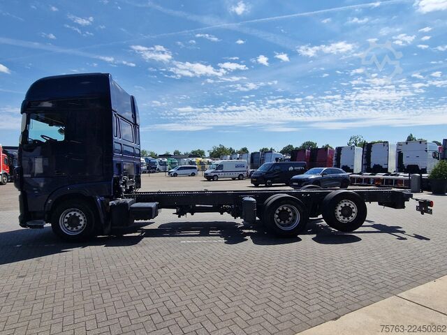 Chassis med førerhus DAF XF 530 6X2 - steel / air - steering axle - WB 4...